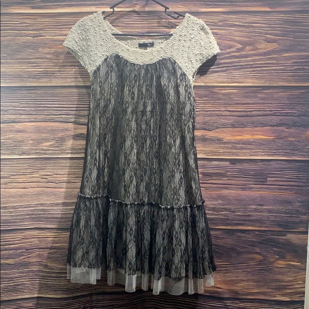 Ryu black lace flower pattern gray yarn top dress